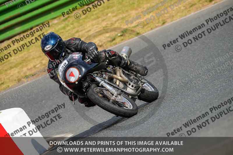 Vintage motorcycle club;eventdigitalimages;mallory park;mallory park trackday photographs;no limits trackdays;peter wileman photography;trackday digital images;trackday photos;vmcc festival 1000 bikes photographs